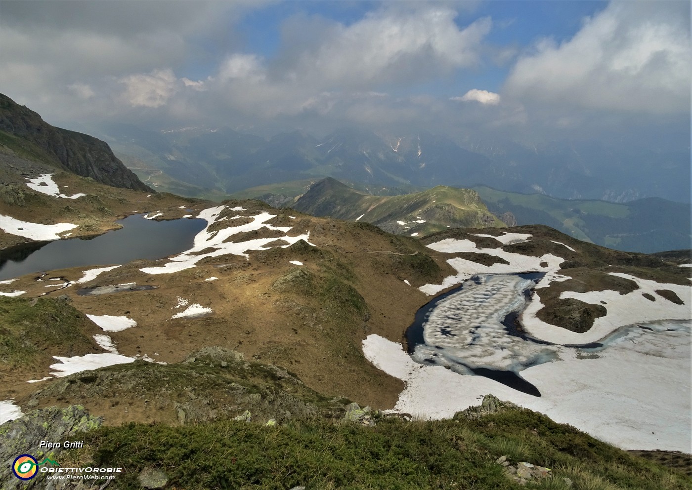 59 I due laghetti di Ponteranica, l'inferiore ancora bianco ricoperto di neve, il superiore invece azzurro specchio d'acqua .JPG